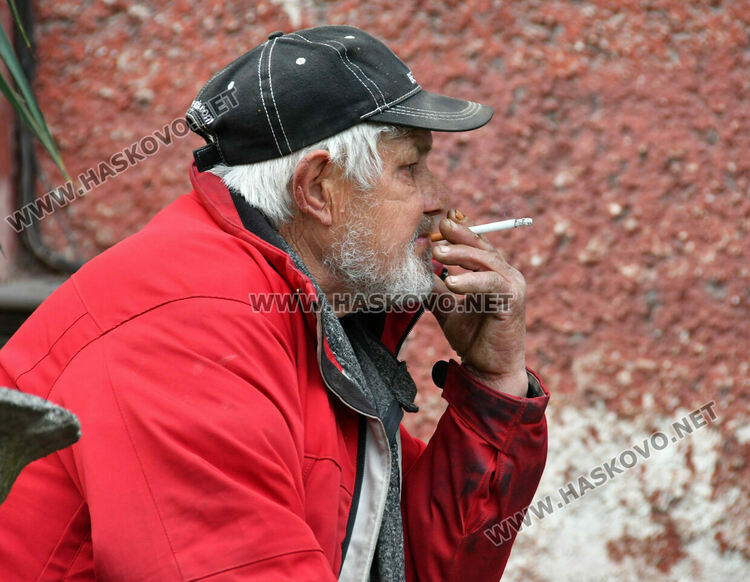 Пенсионери извиха опашка пред пощата в Хасково, служители от Димитровград излязоха на протест