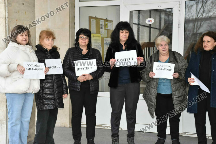 Пенсионери извиха опашка пред пощата в Хасково, служители от Димитровград излязоха на протест