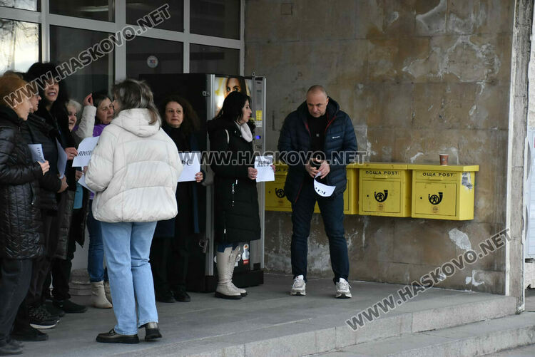 Пенсионери извиха опашка пред пощата в Хасково, служители от Димитровград излязоха на протест