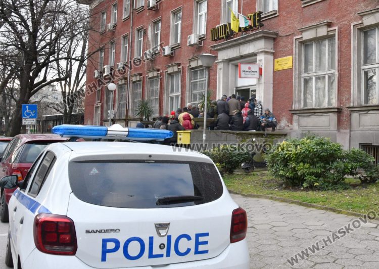 Пенсионери извиха опашка пред пощата в Хасково, служители от Димитровград излязоха на протест