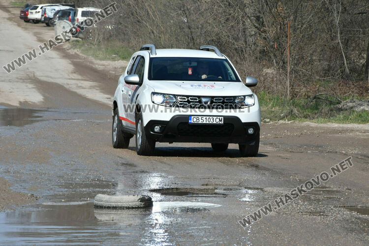 Задръстена шахта и огромни дупки превръщат преминаването по ул. &bdquo;Пловдивска&ldquo; в родео