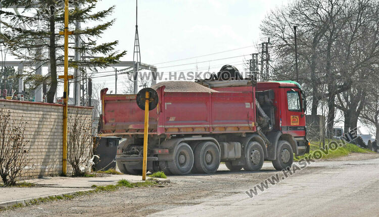 Задръстена шахта и огромни дупки превръщат преминаването по ул. &bdquo;Пловдивска&ldquo; в родео