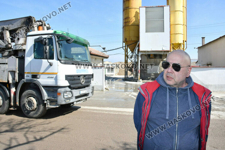 Задръстена шахта и огромни дупки превръщат преминаването по ул. &bdquo;Пловдивска&ldquo; в родео