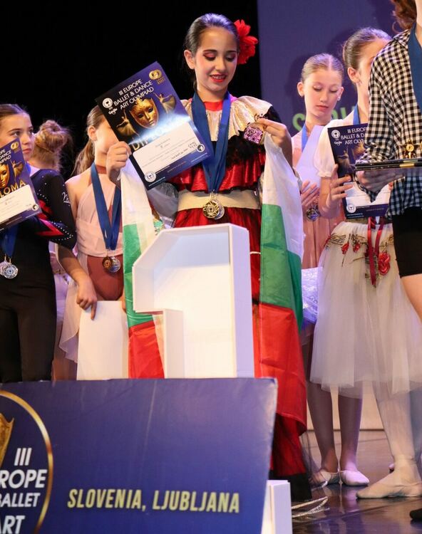 Четири златни отличия за Ивон Иванова от международна танцова олимпиада