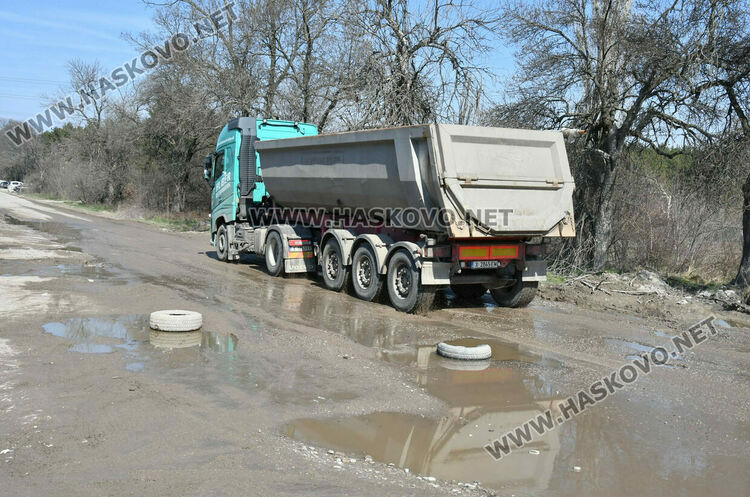 Задръстена шахта и огромни дупки превръщат преминаването по ул. &bdquo;Пловдивска&ldquo; в родео