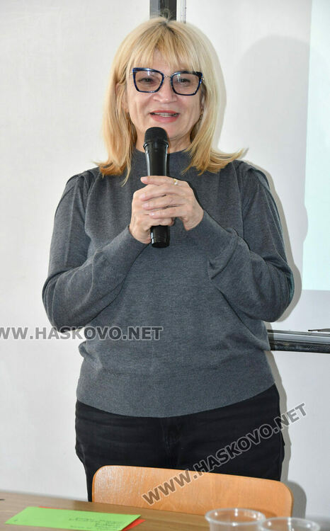 Гимназисти от Хасково редиха пъзели в Деня на отворените врати в Регионалния център на УНСС