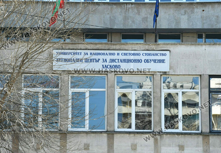 Гимназисти от Хасково редиха пъзели в Деня на отворените врати в Регионалния център на УНСС