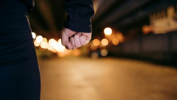 Отмъщение в Перник: Криминално проявен преби 15-годишно момче заради скандал между деца