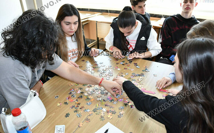 Гимназисти от Хасково редиха пъзели в Деня на отворените врати в Регионалния център на УНСС
