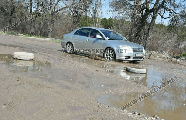 Задръстена шахта и огромни дупки превръщат преминаването по ул. &bdquo;Пловдивска&ldquo; в родео