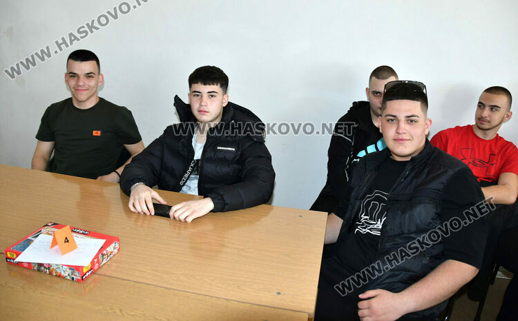 Гимназисти от Хасково редиха пъзели в Деня на отворените врати в Регионалния център на УНСС