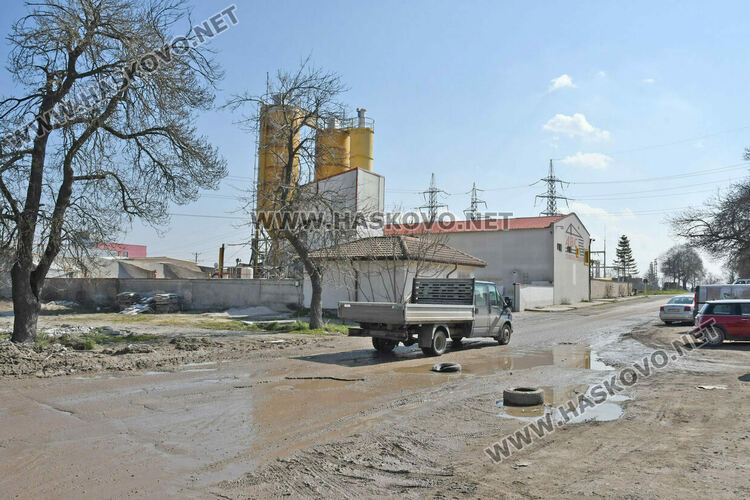 Задръстена шахта и огромни дупки превръщат преминаването по ул. &bdquo;Пловдивска&ldquo; в родео