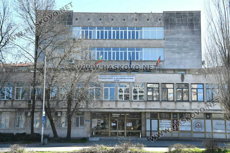 Гимназисти от Хасково редиха пъзели в Деня на отворените врати в Регионалния център на УНСС