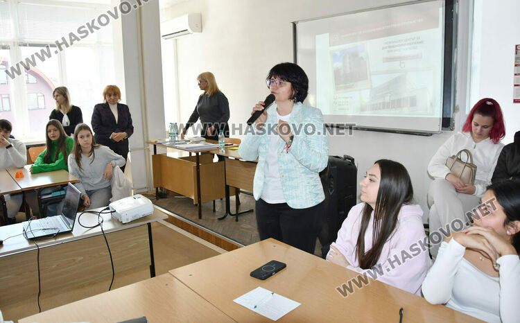 Гимназисти от Хасково редиха пъзели в Деня на отворените врати в Регионалния център на УНСС