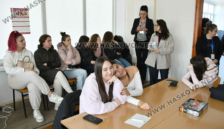 Гимназисти от Хасково редиха пъзели в Деня на отворените врати в Регионалния център на УНСС