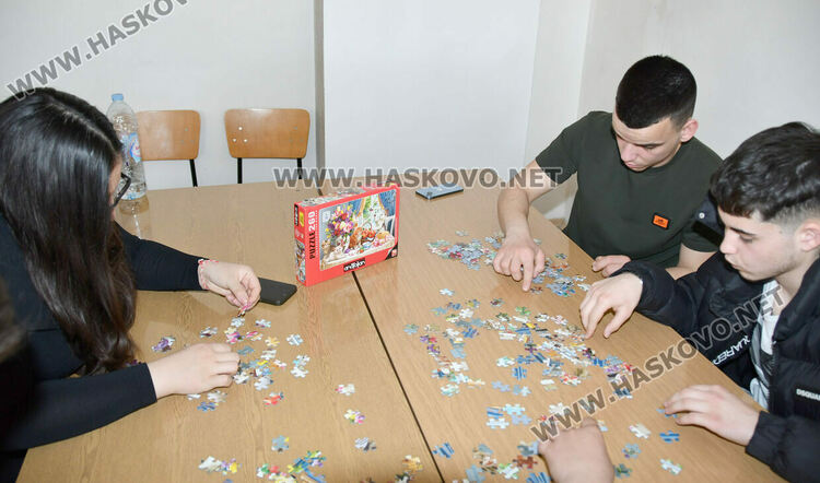 Гимназисти от Хасково редиха пъзели в Деня на отворените врати в Регионалния център на УНСС