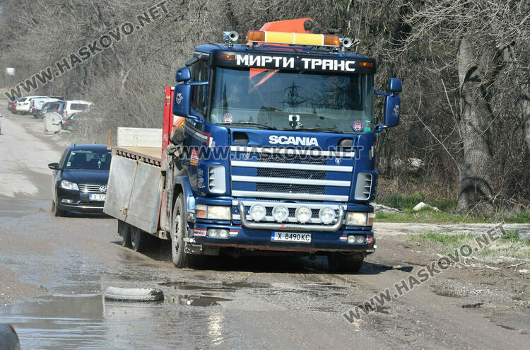 Задръстена шахта и огромни дупки превръщат преминаването по ул. &bdquo;Пловдивска&ldquo; в родео