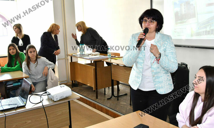 Гимназисти от Хасково редиха пъзели в Деня на отворените врати в Регионалния център на УНСС