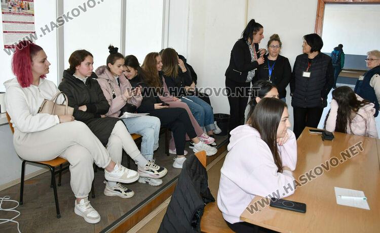 Гимназисти от Хасково редиха пъзели в Деня на отворените врати в Регионалния център на УНСС