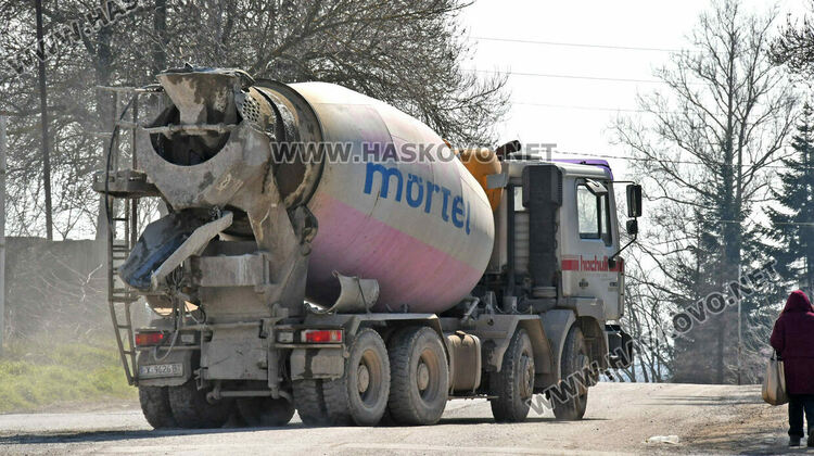 Задръстена шахта и огромни дупки превръщат преминаването по ул. &bdquo;Пловдивска&ldquo; в родео