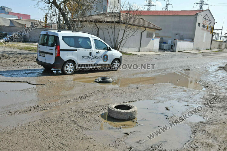 Задръстена шахта и огромни дупки превръщат преминаването по ул. &bdquo;Пловдивска&ldquo; в родео