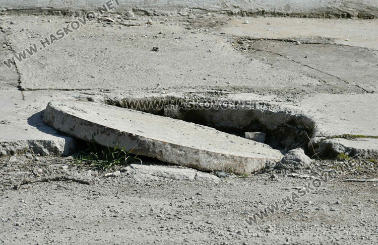 Задръстена шахта и огромни дупки превръщат преминаването по ул. &bdquo;Пловдивска&ldquo; в родео