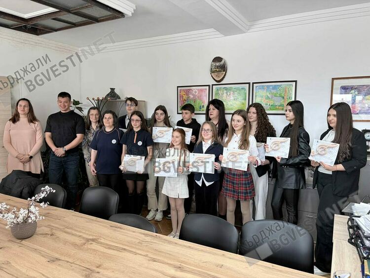 РУО - Кърджали награди финалистите от областния етап на Националния конкурс &bdquo;Ключът на музиката&ldquo;