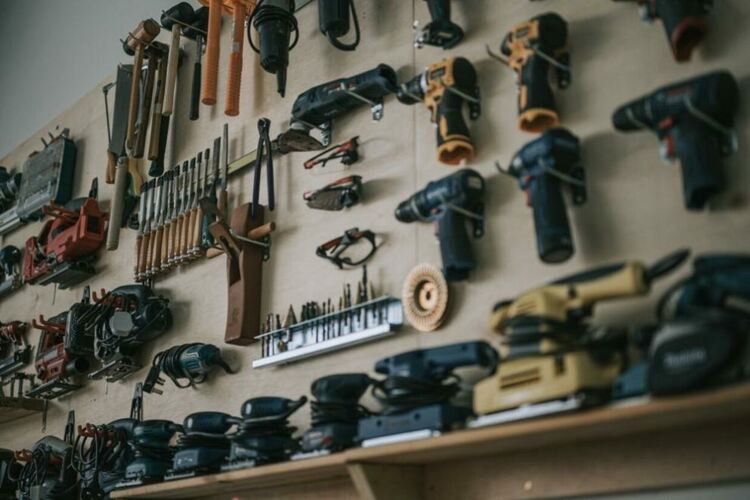 Трима майстори откраднаха винтоверти и къртач по време на ремонт в Перник