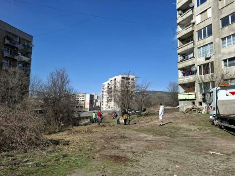 Екипи на Общинско предприятие "Благоустройство и озеленяване" започнаха почистване на междублоковите пространства