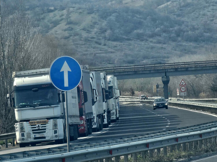 Системата на турските пунктове се срина, опашки от тирове до 15 км на границата 