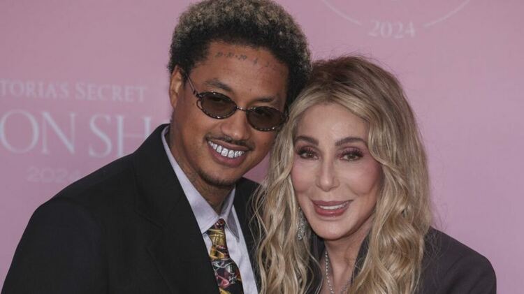 Cher предизвика слухове, че се е омъжила