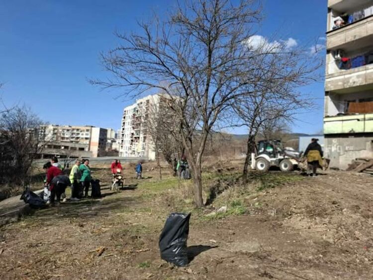 Екипи на Общинско предприятие "Благоустройство и озеленяване" започнаха почистване на междублоковите пространства