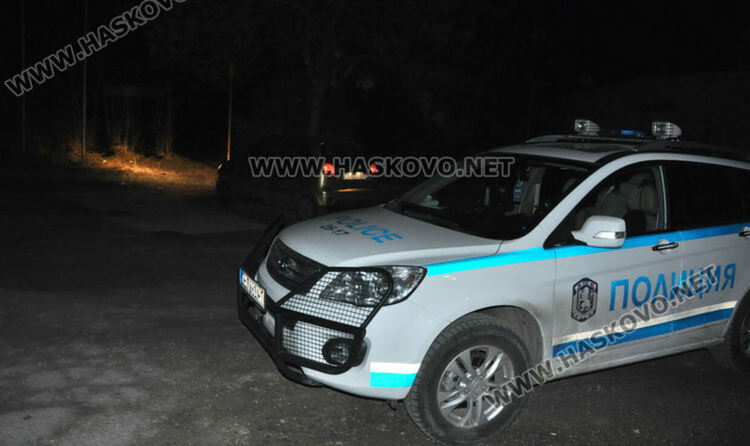 Приспаха куче, след като петима тийнейджъри го пребиха  