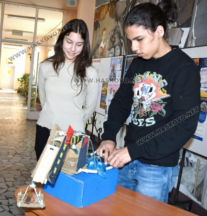 Ученици от Езиковата гимназия представиха хидравлични машини и зелени идеи