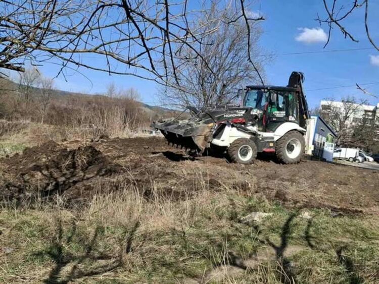 Екипи на Общинско предприятие "Благоустройство и озеленяване" започнаха почистване на междублоковите пространства