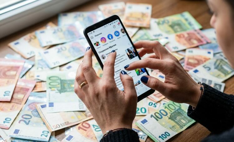 Измамиха 57-годишна жена с 9600 евро през мобилно приложение