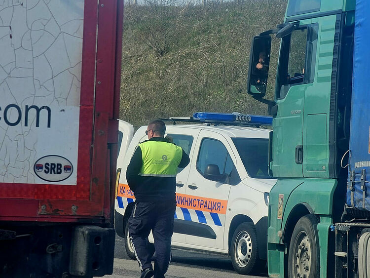 Системата на турските пунктове се срина, опашки от тирове до 15 км на границата 