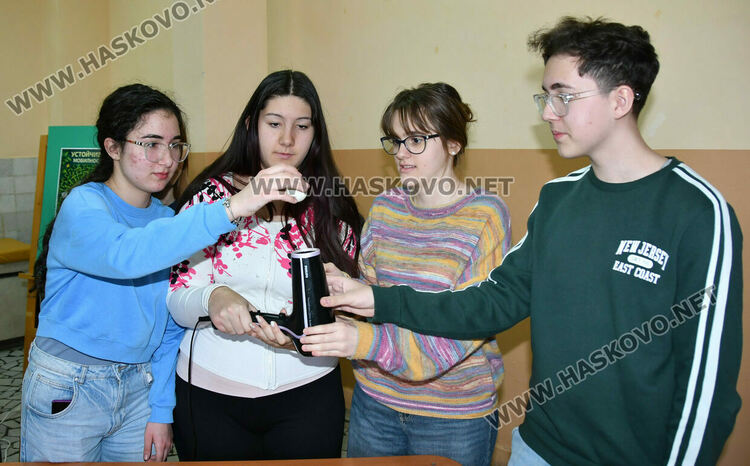 Ученици от Езиковата гимназия представиха хидравлични машини и зелени идеи