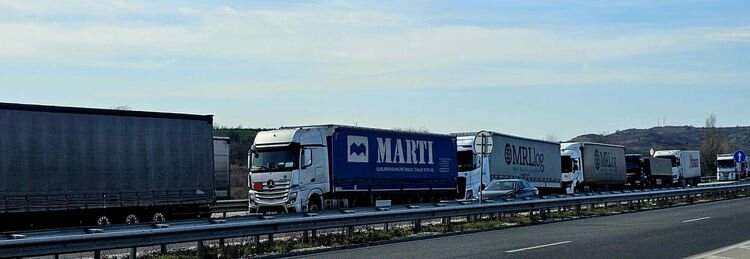 Системата на турските пунктове се срина, опашки от тирове до 15 км на границата 