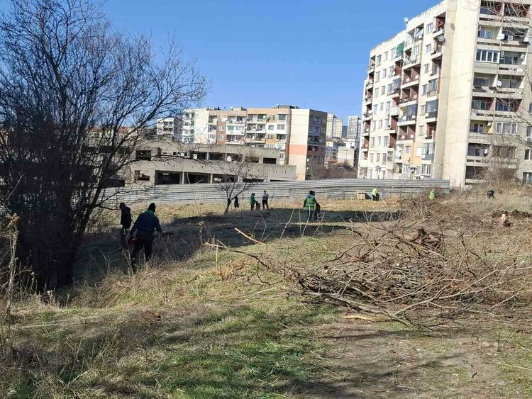 Екипи на Общинско предприятие "Благоустройство и озеленяване" започнаха почистване на междублоковите пространства