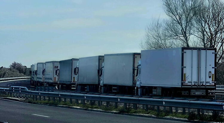 Системата на турските пунктове се срина, опашки от тирове до 15 км на границата 