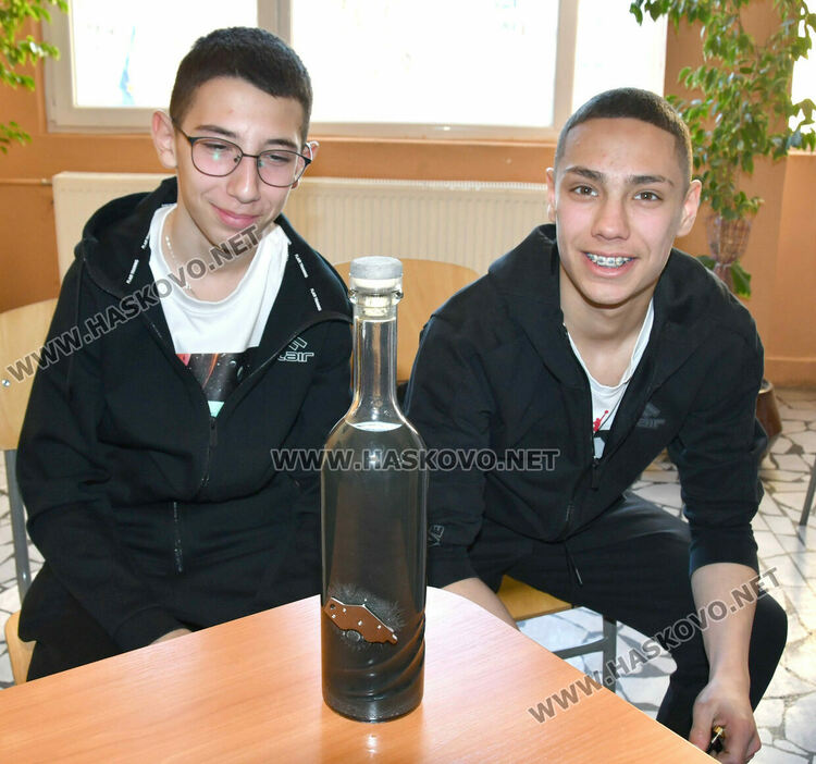 Ученици от Езиковата гимназия представиха хидравлични машини и зелени идеи