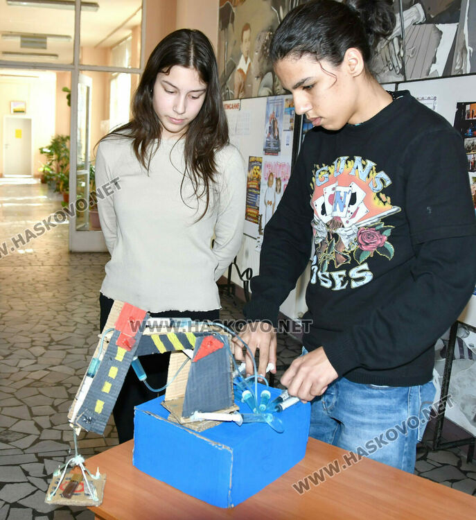 Ученици от Езиковата гимназия представиха хидравлични машини и зелени идеи