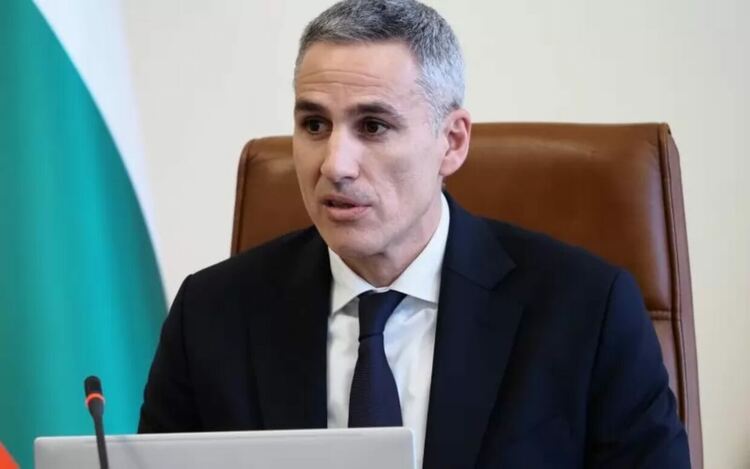 Премиерът Андрей Гюров посочи също, че правителството ще подготви и други мерки в резерв, в случай, че цените на петрола продължат да се вдигат вследствие на ескалация на военните действия в Близкия изток.