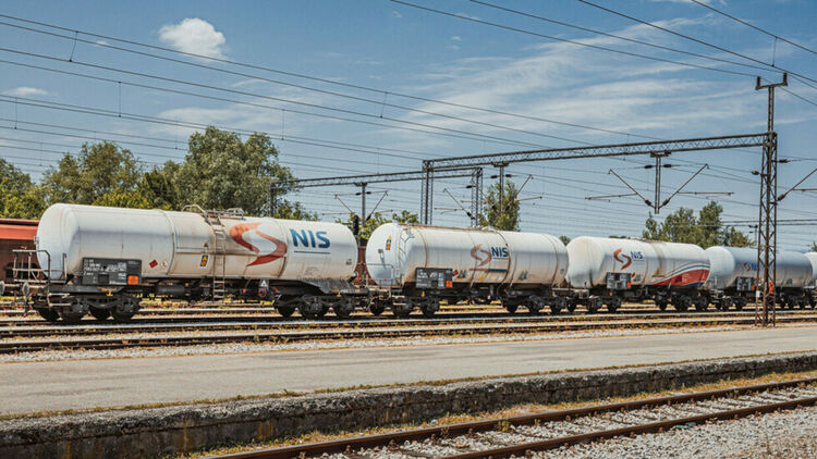 Сърбия въведе временна забрана за износ на петролни продукти, която засяга и България