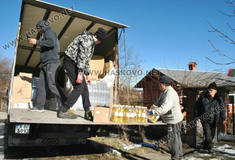 Раздаване на помощи на БЧК по селата в Община Хасково Снимка Архив