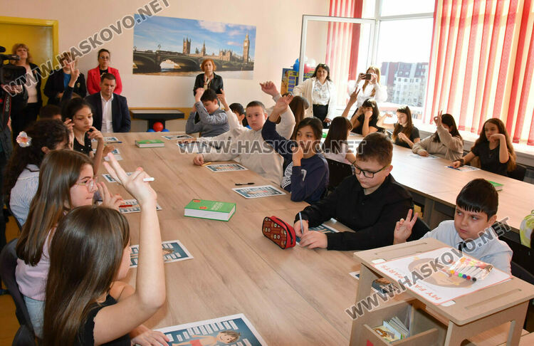 Откриха иновативен кабинет по английски език в ОУ &bdquo;Шандор Петьофи&ldquo;