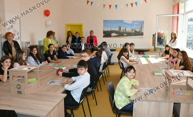 Откриха иновативен кабинет по английски език в ОУ &bdquo;Шандор Петьофи&ldquo;