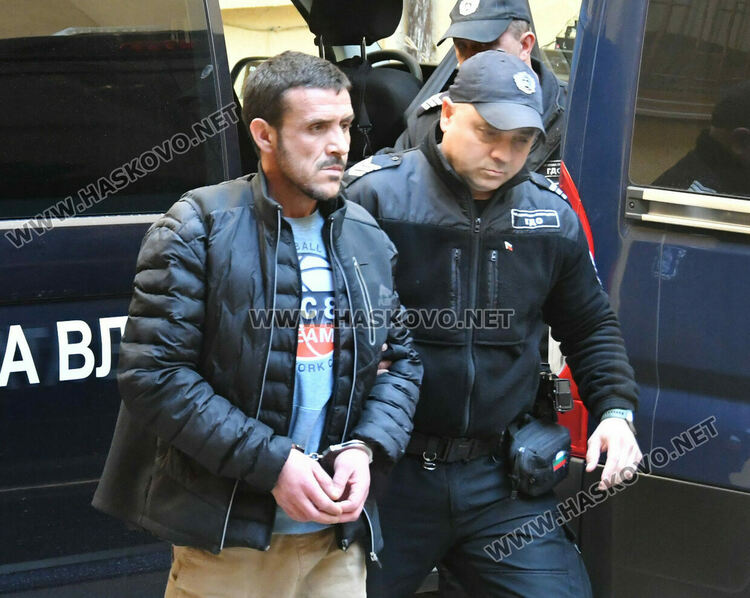 Мъж с 10 присъди остава в ареста след обвинение за държане и разпространение на наркотици