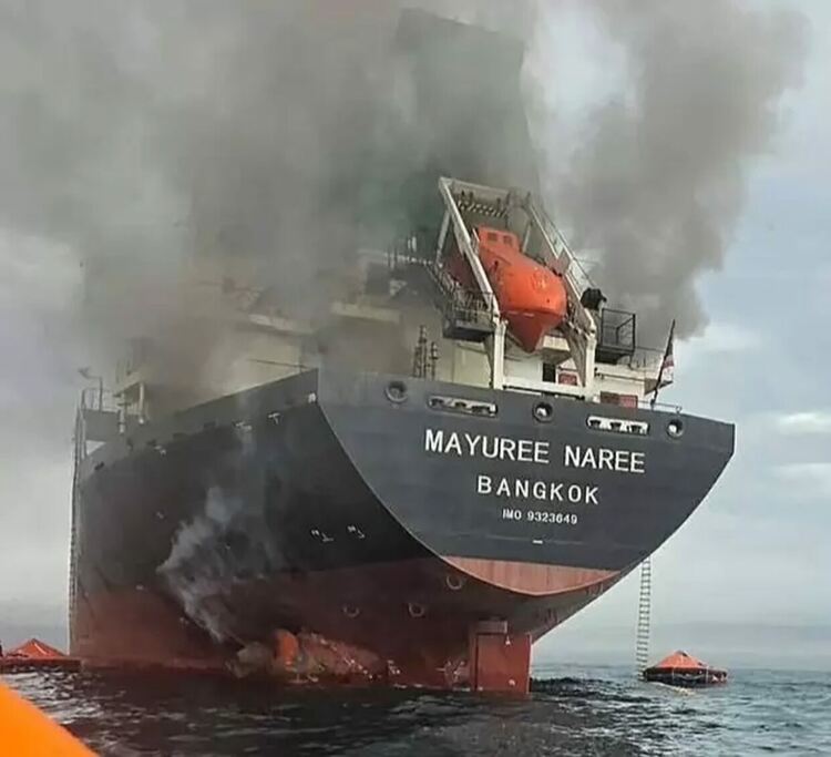 Ескалацията на конфликта в Близкия изток достигна критична точка, след като Иран атакува три търговски кораба в стратегическия Ормузки проток и предупреди света да се подготви за скок на цените на петрола до 200 долара за барел.